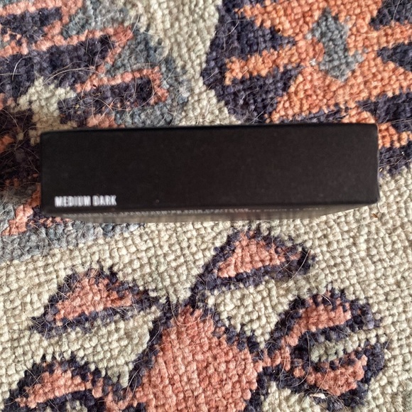 MAKEUP BY MARIO SOFTSCULPT® TRANSFORMING SKIN PERFECTOR_MEDIUM DARK - Picture 2 of 2